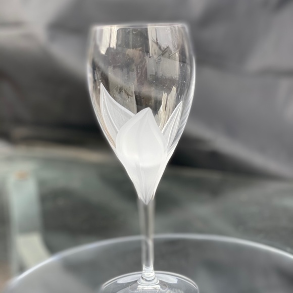 1 Val D’lsere by Mikasa Frosted Tulip Wine Goblet